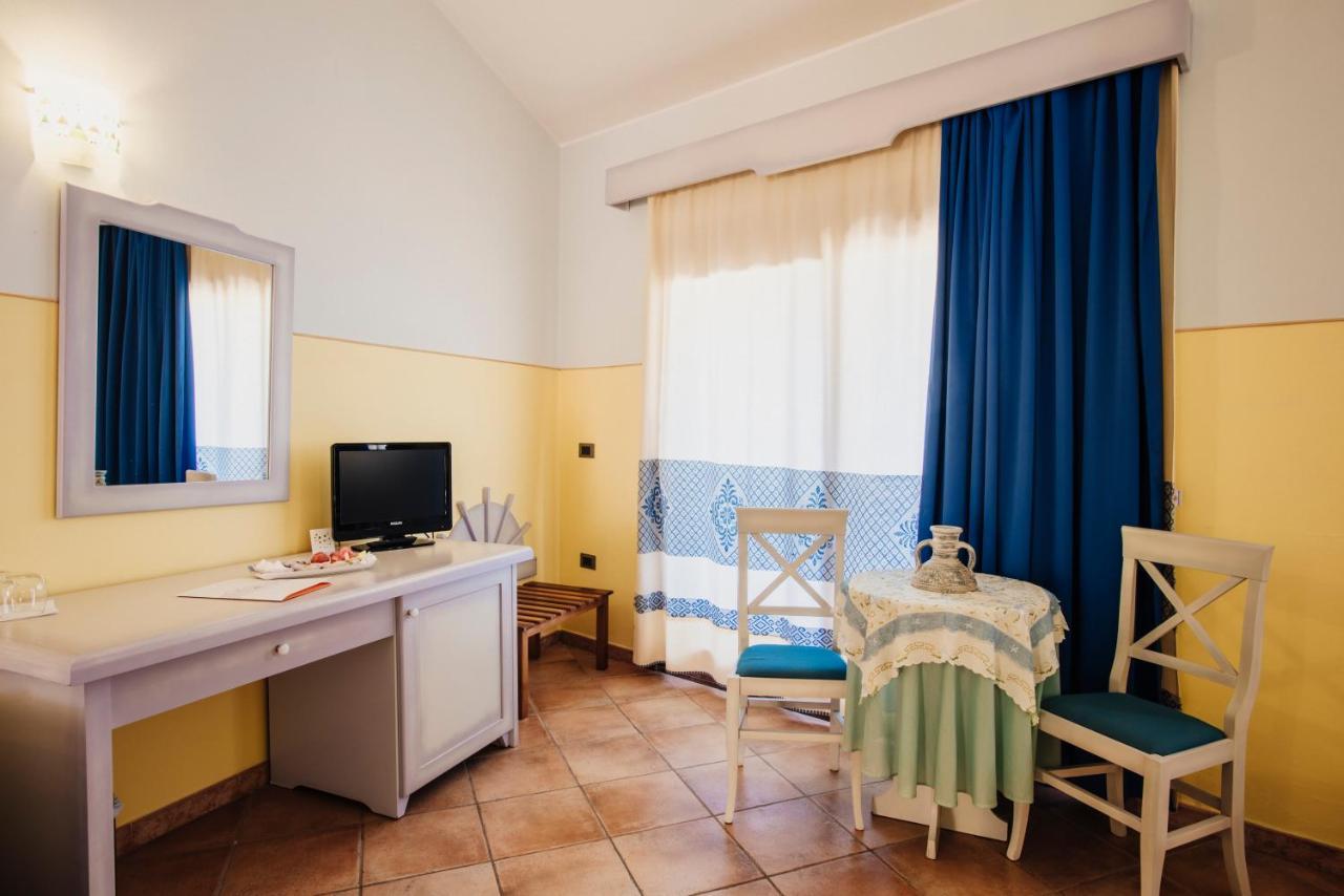 Hotel Luci Del Faro Calasetta Eksteriør bilde